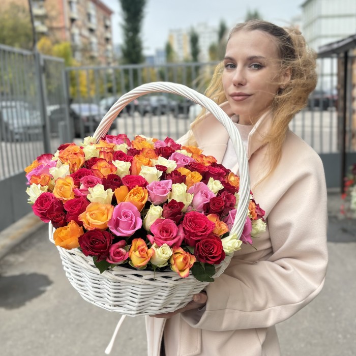 101 роза в корзине яркий MIX